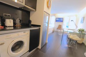 a kitchen with a washing machine in a room at Apartamento Superior Centro Madrid in Madrid