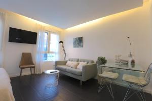 a living room with a couch and a table at Apartamento Superior Centro Madrid in Madrid