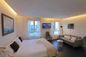 a bedroom with a large bed and a couch at Apartamento Superior Centro Madrid in Madrid