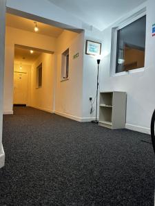 ein leeres Zimmer mit einer Tür und einem Fenster in der Unterkunft Blackwood Residence in Accrington