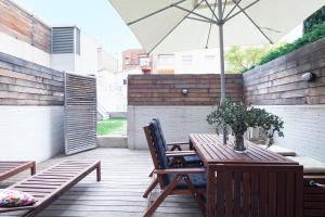 תמונה מהגלריה של Barcino Inversions - Splendid Apartment with Terrace and Pool near Park Güell בברצלונה