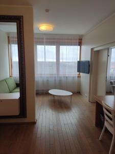 大比洛维采Hotel Madl的客厅配有镜子、沙发和桌子