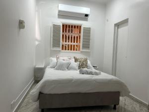 a bedroom with a bed with two stuffed animals on it at Hermoso apartamento en la Ciudad Amurallada Cartagena de Indias in Cartagena de Indias
