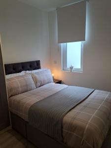 سرير أو أسرّة في غرفة في Apartment near Trinity College