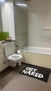 a bathroom with a toilet and a shower and a rug at Luxury 1-Bed Apartment in the heart of Leicester in Leicester