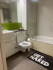 ein Bad mit einem WC, einem Waschbecken und einer Dusche in der Unterkunft Luxury 1-Bed Apartment in the heart of Leicester in Leicester