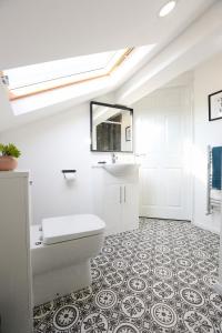 Baño blanco con lavabo y aseo en Contractors Dream 7 bed 7 ensuite en Birkenhead