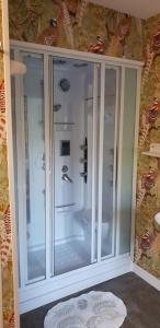 a white cabinet with glass doors in a room at En Resort Fincas Las Dunas dos Chalets con jacuzzis en primera linea de playa , uno de 4 dormitorios y otro de 2 dormitorios, Llama al Seiscientos veintisiete Cuatrocientos diecisiete Trescientos noventa y ocho in Rota +99 photos
