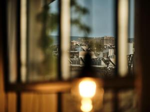 una ventana con vistas al coliseo en Not Hotel, en Atenas
