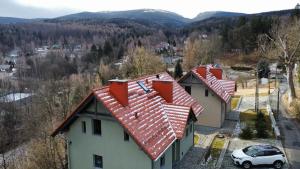 uma vista aérea de uma casa com telhado vermelho em Apartamenty Bliżej Nieba - Jagniątków em Jelenia Góra