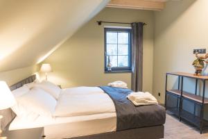 a bedroom with a bed and a window at Apartamenty Bliżej Nieba - Jagniątków in Jelenia Góra
