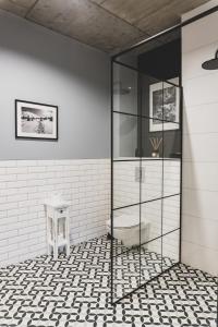 a bathroom with a glass shower and a toilet at Apartamenty Bliżej Nieba - Jagniątków in Jelenia Góra