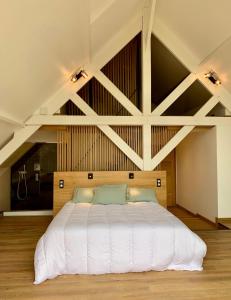 a bedroom with a large white bed in a room at Suite dans villa moderne avec piscine in Arradon