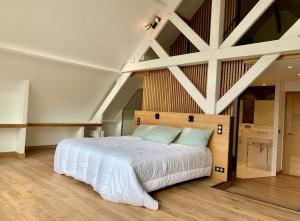 阿拉東的住宿－Suite dans villa moderne avec piscine，一间卧室配有一张带白色床单和蓝色枕头的大床。