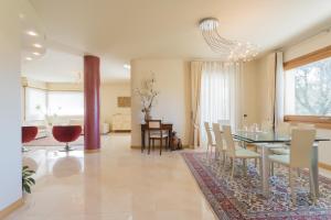 comedor con mesa de cristal y sillas en Villa Vescovado casa vacanza en Brusaporto