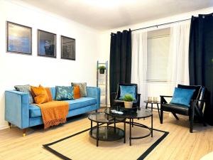 พื้นที่นั่งเล่นของ RNM - Business Professionals Ready, Cost effective for large stays! 3 BR, Lounge, Private Access & Entire Place, Kitchen & Washroom with amenities, Smart Tv, Easy Access, Fast WiFi, Large Driveway, Great transport links, Near Worcester Hospital and M5