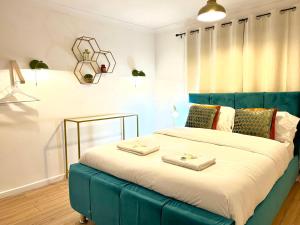 เตียงในห้องที่ RNM - Business Professionals Ready, Cost effective for large stays! 3 BR, Lounge, Private Access & Entire Place, Kitchen & Washroom with amenities, Smart Tv, Easy Access, Fast WiFi, Large Driveway, Great transport links, Near Worcester Hospital and M5 +9 ภาพ
