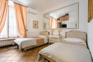 um quarto com 2 camas e um espelho em Scipioni Suites em Roma