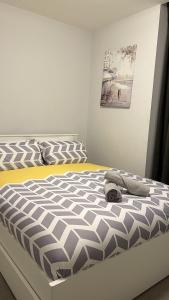 ein großes Bett in einem Zimmer mit in der Unterkunft Luxury 1-Bed Apartment in the heart of Leicester in Leicester
