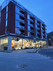 ein Geschäft vor einem Gebäude auf einer Straße in der Unterkunft Luxury 1-Bed Apartment in the heart of Leicester in Leicester