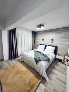 1 dormitorio con 1 cama grande en una habitación en Apartament Patrick en Gura Humorului