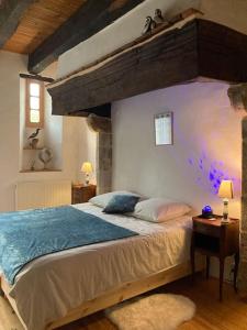 um quarto com uma cama grande num quarto em La nuit de la chouette em Bruniquel