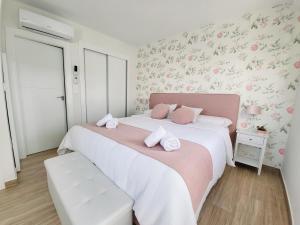 Säng eller sängar i ett rum på Palmito Luxury La Torre Golf Resort Murcia