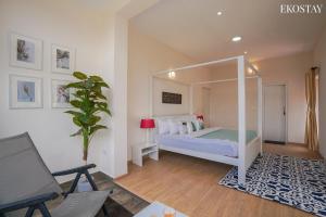 1 dormitorio con 1 cama con espejo grande en EKOSTAY I Pearl House Villa I 360 Degrees Tea Estate, en Ooty