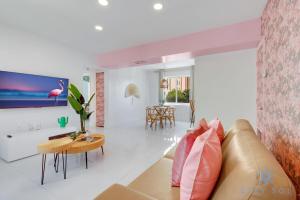 Ruang duduk di Free Parking, Bay View, Pool, Step To Beach