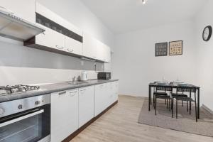 Una cocina o cocineta en City Center Suite - Modern & Stylish