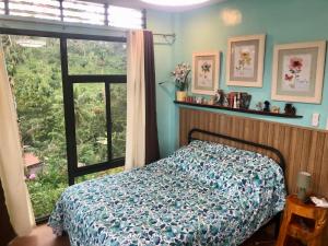 um quarto com uma cama e uma janela em Anza Cabin at Threesome Cafe em Cebu