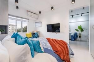a living room with a couch and a tv at AIRPORT EXPRESS HOSTEL E-527, 3 Minutes to Airport, Fast Wi-fi, Free Netflix in Pusok