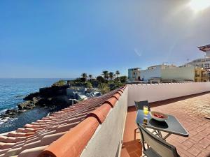 un balcone con tavolo e vista sull'oceano di Las Caletas Beach House a Candelaria Altre 33 foto