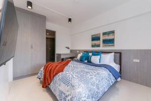 a bedroom with a large bed and a desk at AIRPORT EXPRESS HOSTEL E-527, 4 Minutes to Airport, Fast Wi-fi, Free Netflix in Pusok