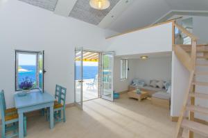 una sala de estar con escalera y una habitación con vistas al océano en STONE VILLAGE, en Vela Luka