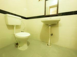 馬杜賴的住宿－PARADISE BANQUET HALL & A/C ROOMS，一间带卫生间和水槽的浴室