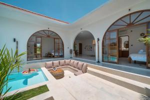 een villa met een zwembad en een slaapkamer bij Villa AMARYA - NEW Tropical & Modern 3BR Central - Canggu beach in Canggu