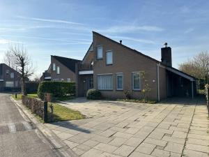 a brick house with a driveway in front of it at Crox Houcke 24* in Nieuwvliet
