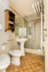 uma casa de banho com um WC, um lavatório e um chuveiro em Scipioni Suites em Roma