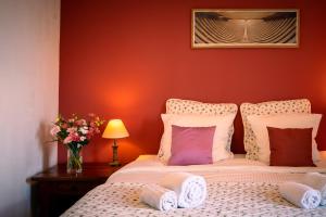 Sennecey-le-GrandにあるAuberg'Innの赤い壁のベッドのある寝室 +20枚の写真