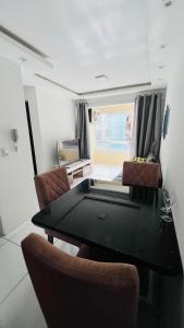 een woonkamer met een tafel en 2 stoelen bij Apartamento Home Pratice in São Luís