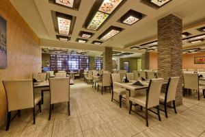 Seven Wonders Hotel tesisinde bir restoran veya yemek mekanı