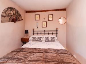 ein Schlafzimmer mit einem großen Bett in einem Zimmer in der Unterkunft Quirky in Chipping in Preston