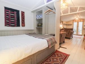 Tempat tidur dalam kamar di The Artists Cabin