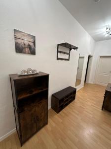 een badkamer met een houten dressoir in een kamer bij Apartment „Babylon“ in Leipzig