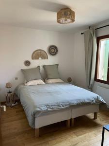 um quarto com uma cama grande num quarto em Villa 4-6 pers Luberon Côté Oliviers em Gargas