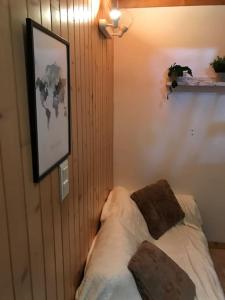 Säng eller sängar i ett rum på Chalet cozy au milieu des bois