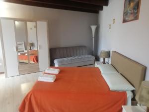 - un salon avec un lit et un canapé dans l'établissement Domo Serra E Mesu, à Magomadas
