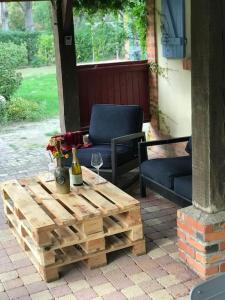 una mesa con dos copas y una botella de vino en Chalet cozy au milieu des bois en Ménestreau-en-Villette