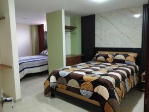 - une chambre avec un grand lit dans l'établissement Hotel Colonial House, à Pasto
